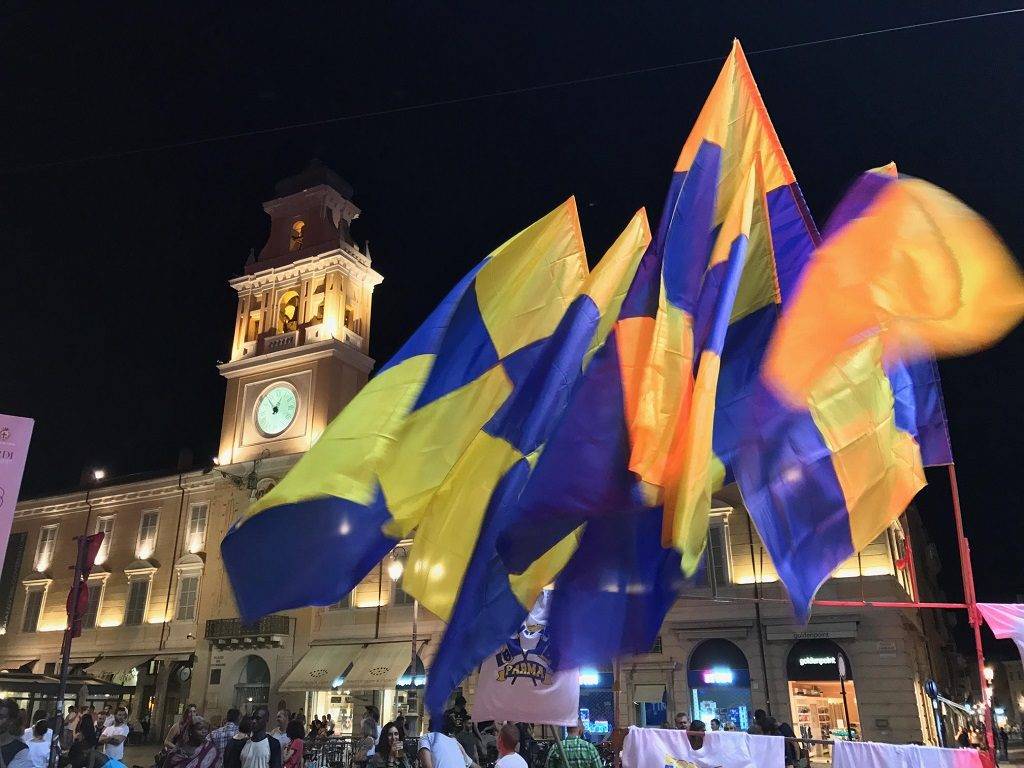 bandiere in piazza garibaldi