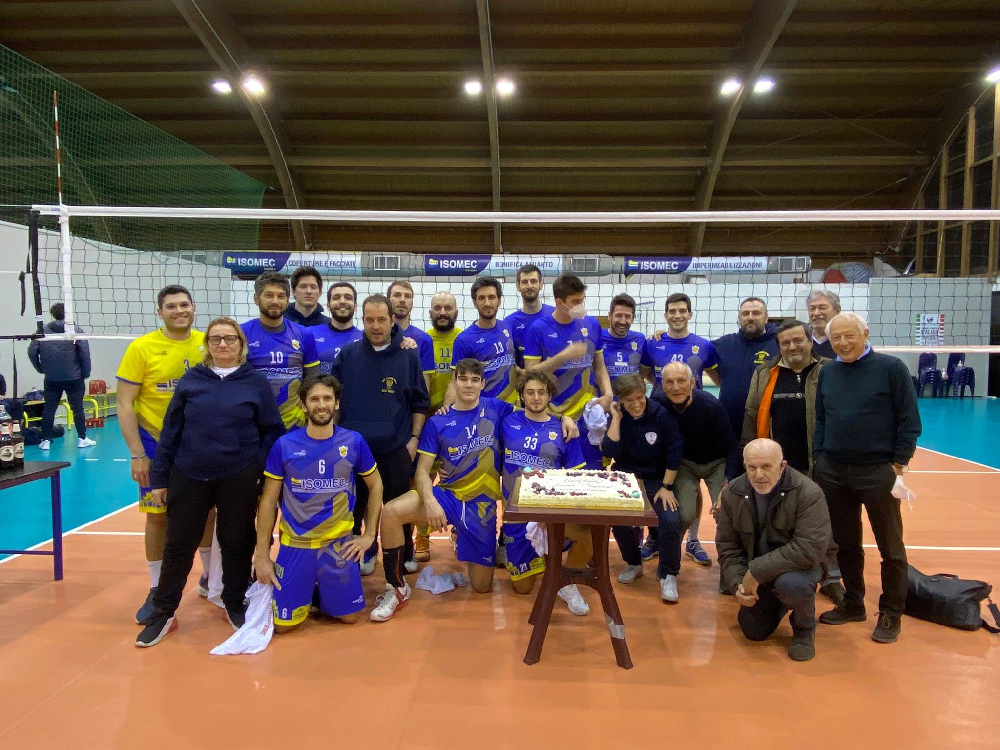 Serie Cm volley Il Circolo Inzani Isomec festeggia la vittoria contro Pieve Tricolore