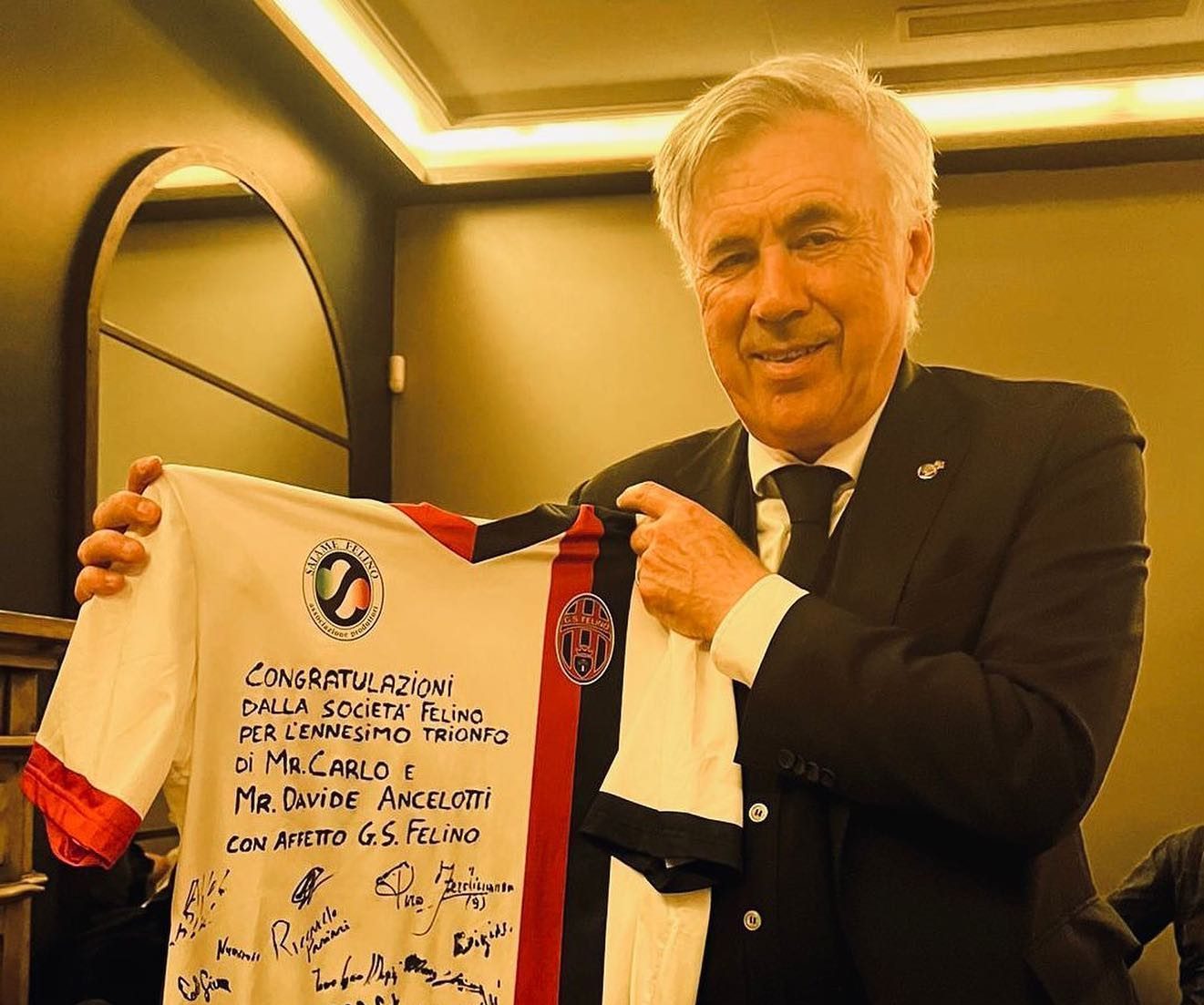 Carlo Ancelotti e la maglia in regalo del GS Felino 1 e1651791472459