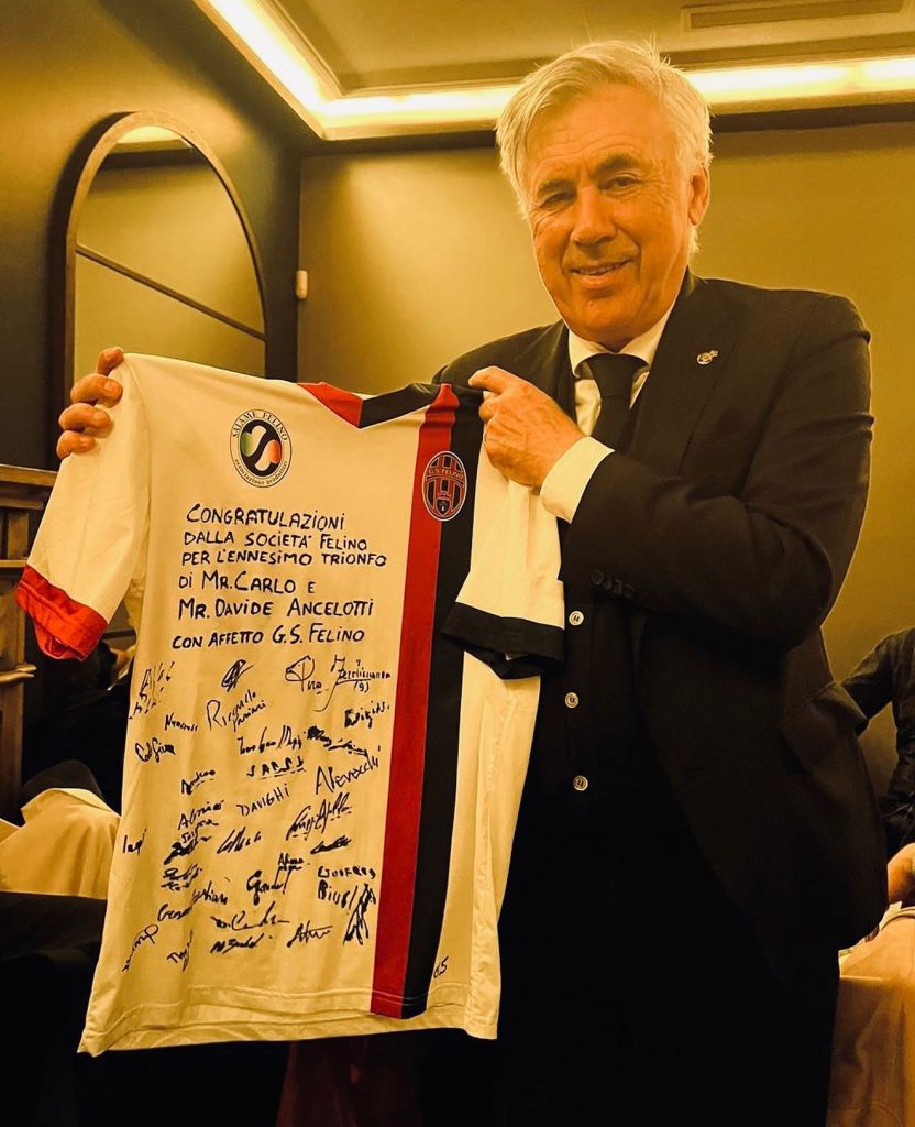 Carlo Ancelotti e la maglia in regalo del GS Felino