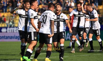 Parma Reggina 2 0 Valenti e Tutino esultano
