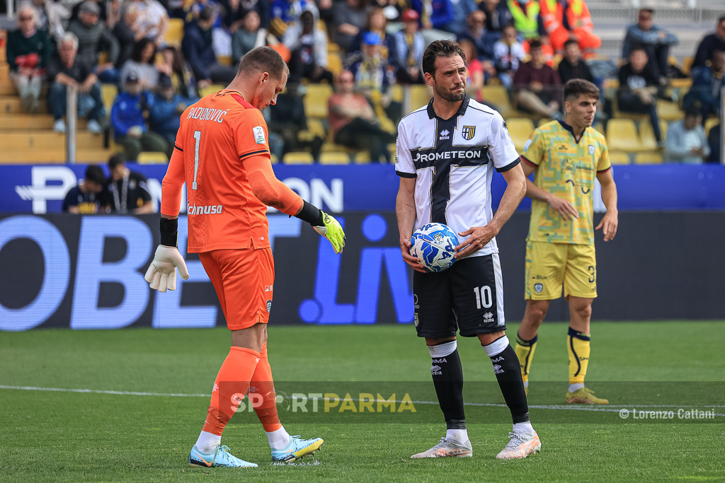 Boris Radunovic e Franco Vazquez prima del calcio di rigore in Parma Cagliari 2 1 34a giornata Serie B 2022 2023