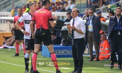 Larbitro Gariglio a colloquio con mister Pecchia in Parma Cagliari 2 1 34a giornata Serie B 2022 2023