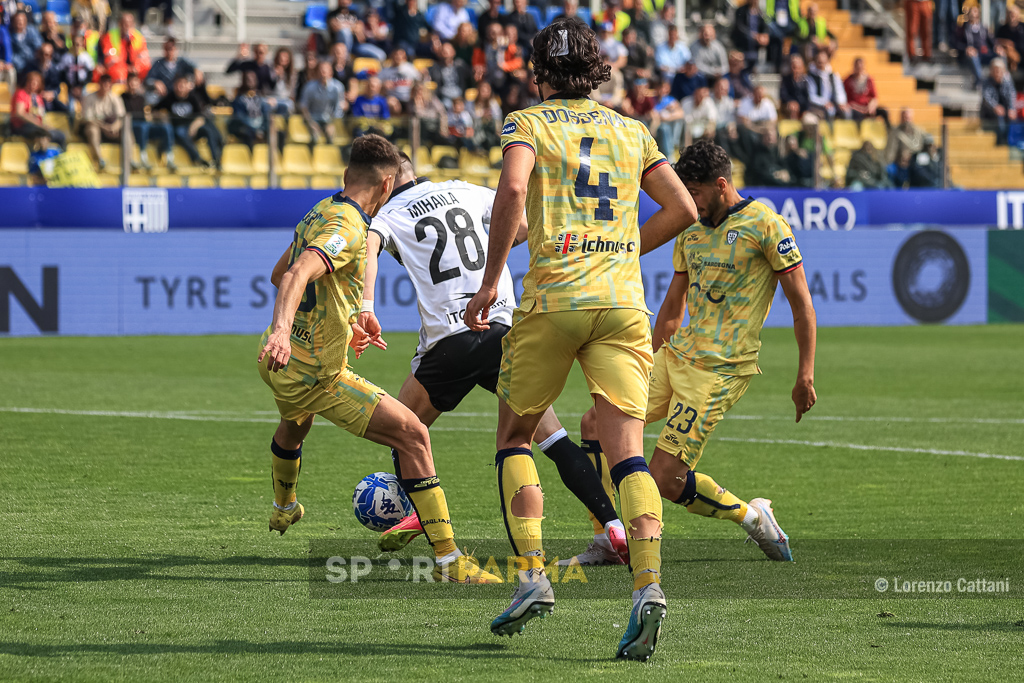 Valentin Mihaila si procura il calcio di rigore in Parma Cagliari 2 1 34a giornata Serie B 2022 2023