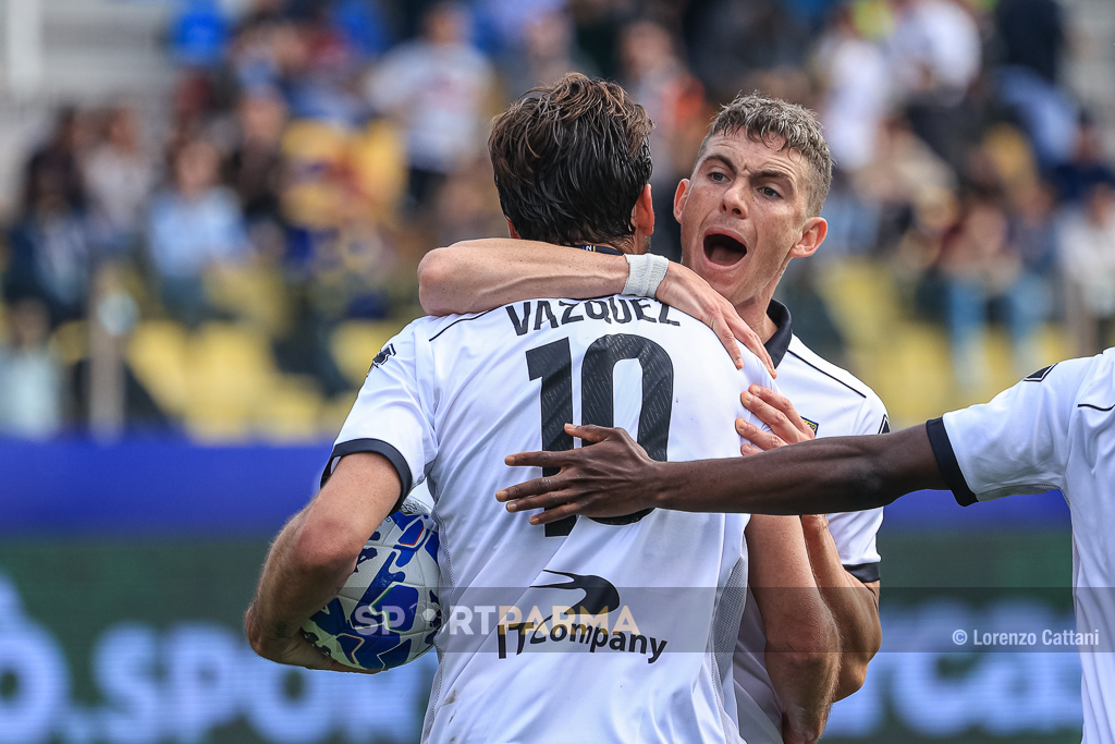 abbraccio fra Vazquez ed Estevez in Parma Cagliari 2 1 34a giornata Serie B 2022 2023