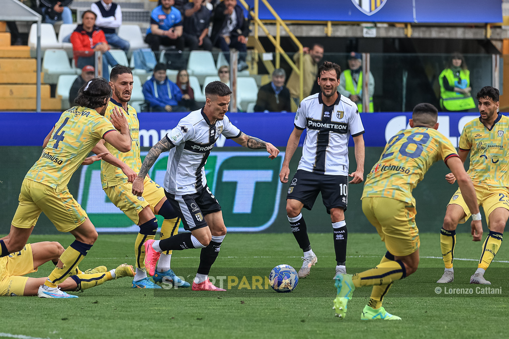 slalom in area di Dennis Man prima del gol in Parma Cagliari 2 1 34a giornata Serie B 2022 2023