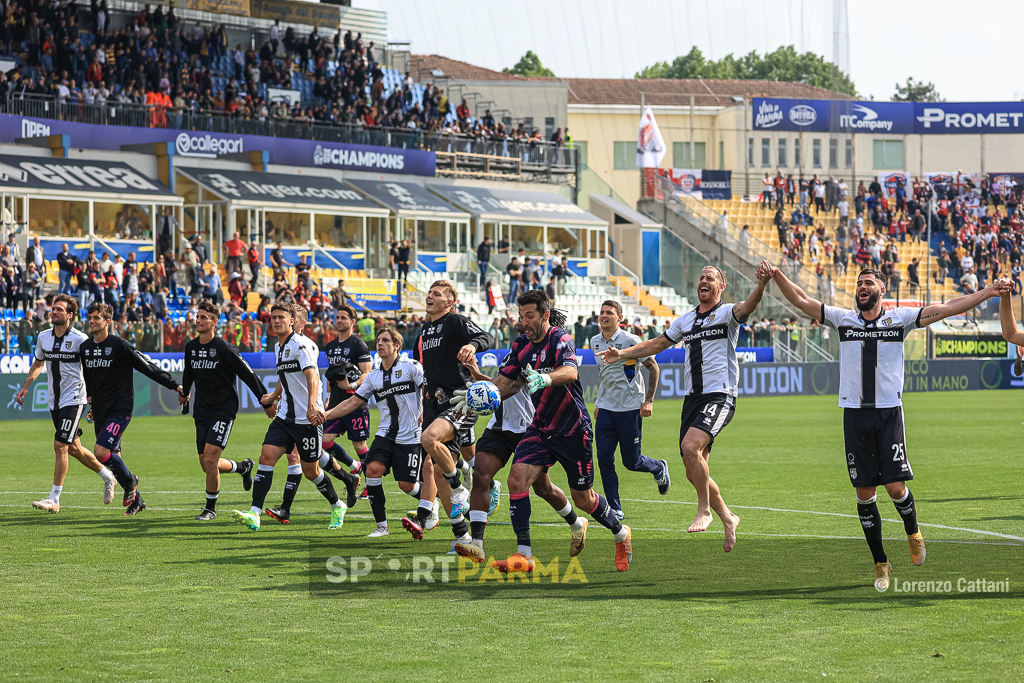squadra sotto la Curva Nord dopo Parma Cagliari 2 1 34a giornata Serie B 2022 2023