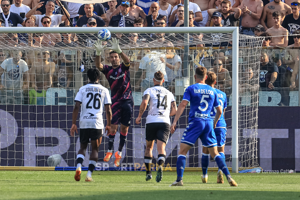 Buffon blocca la palla in Parma Brescia 2 0 36a giornata Serie B 2022 2023