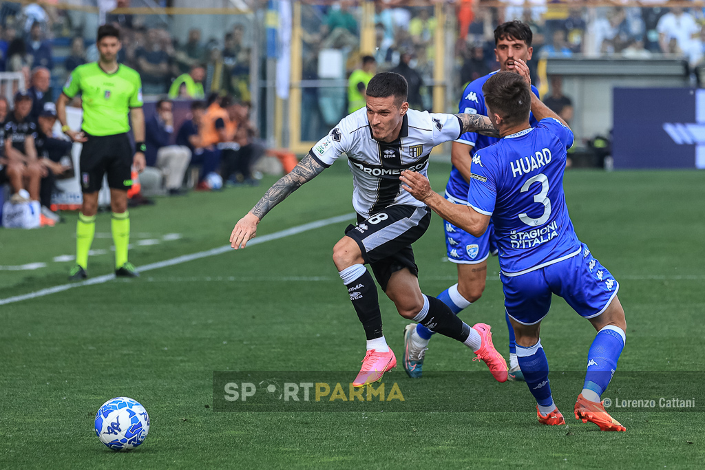Man contro Huard in Parma Brescia 2 0 36a giornata Serie B 2022 2023
