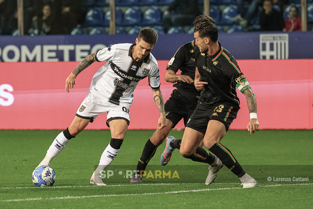 Parma Venezia 2 1 38a giornata Serie B 2022 2023 Dennis Man affronta Luca Ceppitelli