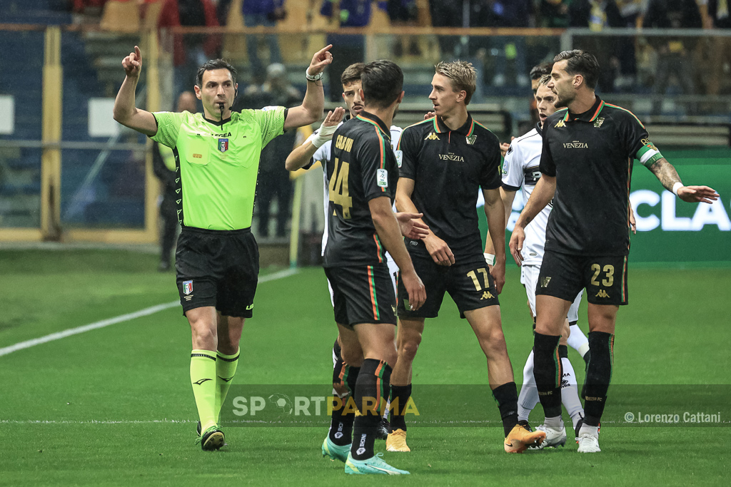 Parma Venezia 2 1 38a giornata Serie B 2022 2023 larbitro Sacchi decreta il rigore dopo il consulto Var