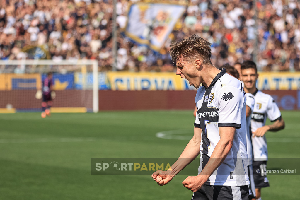 esultanza Adrian Benedyczak dopo il primo gol in Parma Brescia 2 0 36a giornata Serie B 2022 2023