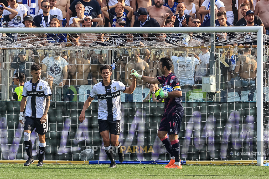 i complimenti di Buffon a Osorio in Parma Brescia 2 0 36a giornata Serie B 2022 2023