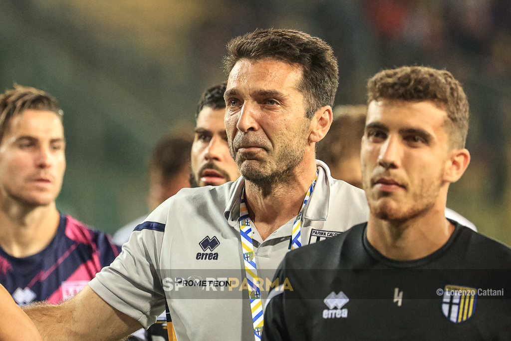 Parma Cagliari 0 0 semifinale ritorno playoff Serie B 2022 2023 Gianluigi Buffon in lacrime a fine partita