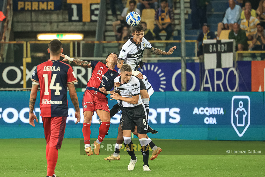 Parma Cagliari 0 0 semifinale ritorno playoff Serie B 2022 2023 anticipo aereo di Enrico Delprato su Gianluca Lapadula