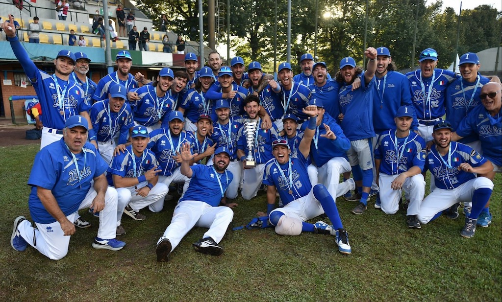 Italia Baseball posa con il bronzo allEuropeo 2021